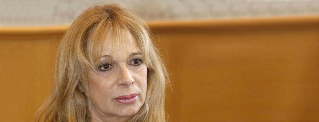 Άννα Φόνσου: «Με απέβαλλαν από όλα τα δημόσια σχολεία επειδή πέταξα μια πέτρα στο πρόσωπο ενός αστυνομικού» (βίντεο)