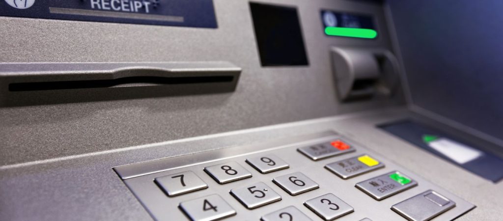 Γιατί τα PIN των καρτών είναι τετραψήφια; Τι σχέση έχει η γυναίκα του εφευρέτη των ΑΤΜ