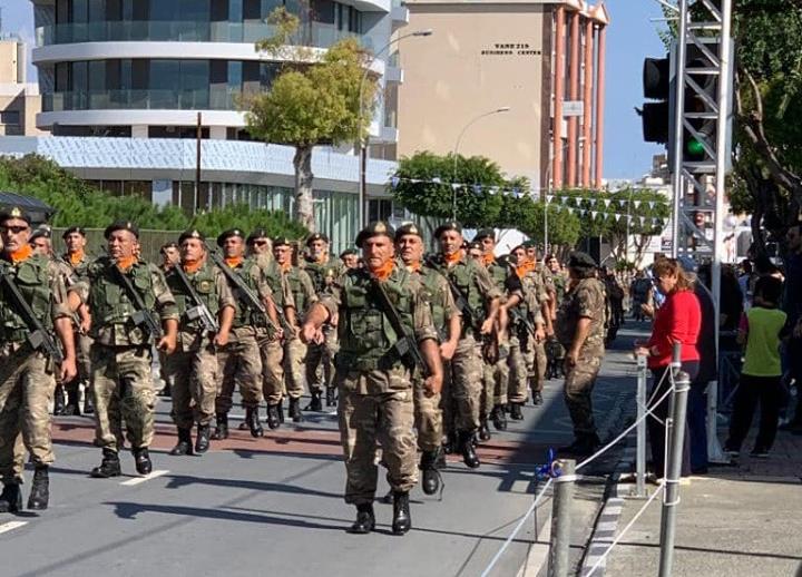 Σε άψογους σχηματισμούς οι έφεδροι καταδρομείς σε Λάρνακα και Λεμεσό στις παρελάσεις για την 28η Οκτωβρίου