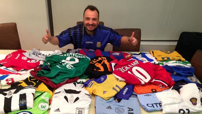 Συλλέκτης μύθων: Ο Έλληνας φίλαθλος που έχει στη κατοχή του πάνω από 1000 φανέλες