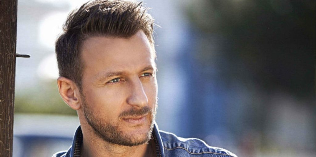 Κώστας Καραφώτης: «Δεν είμαι ούτε ορκισμένος εργένης ούτε υπέρ του γάμου είμαι κάπου στη μέση» (βίντεο)