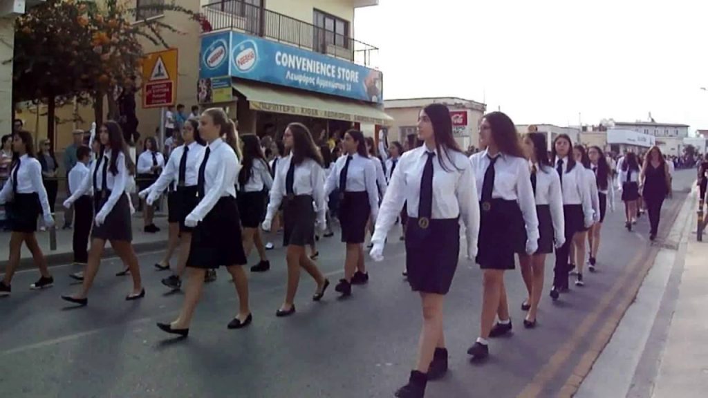 Κύπρος: Μαθητές αψήφησαν την κακοκαιρία και την απαγόρευση και παρέλασαν για την επέτειο του  «ΟΧΙ»
