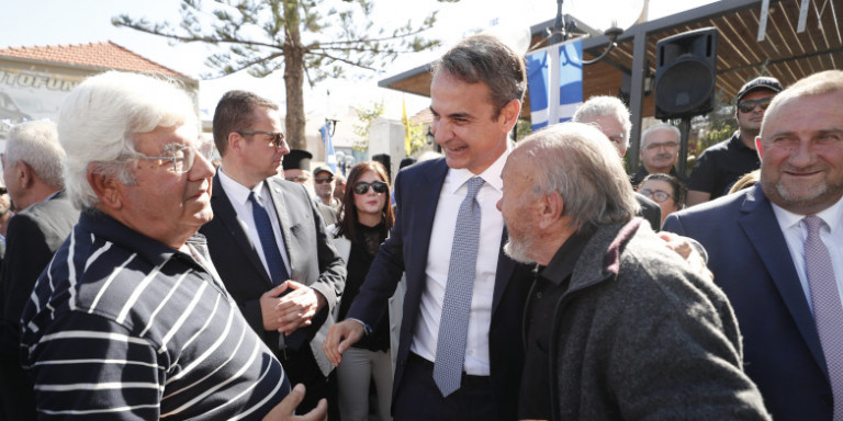 Γιαγιά είπε μαντινάδα στον Κυριάκο Μητσοτάκη: «Του Βενιζέλου αντικαταστάτης» (βίντεο)