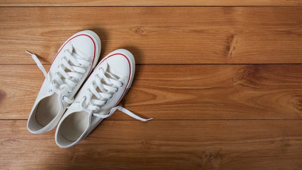 Αυτός είναι ο λόγος που δεν πρέπει να μπαίνετε ποτέ με τα παπούτσια μέσα στο σπίτι