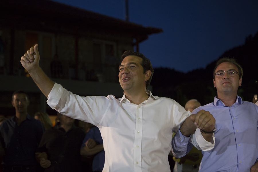 Ο Α.Τσίπρας το έριξε στον… χορό σε ταβέρνα στην Αρκαδία (βίντεο)