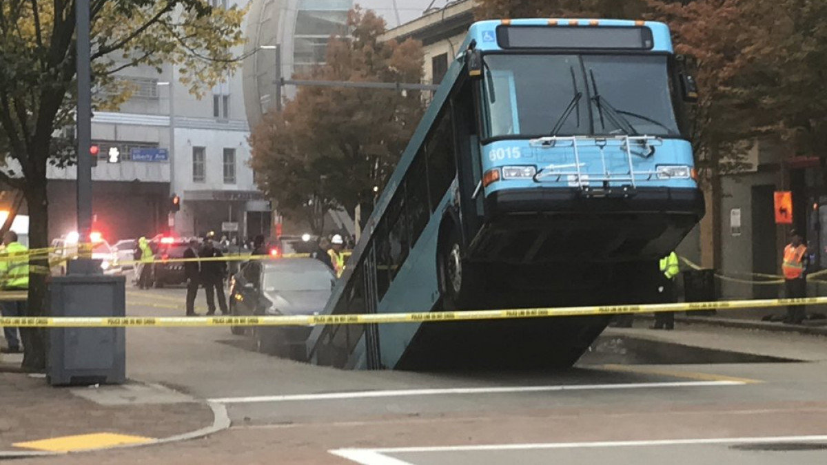 Υπόνομος «κατάπιε» λεωφορείο στο Πίτσμπουργκ (φωτό)