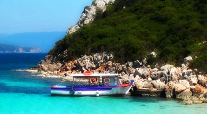 Δεν βλέπεις το βυθό: Το νησί- όνειρο με τους 2 κατοίκους και την πιο άγρια παραλία στην Ελλάδα (φωτο)