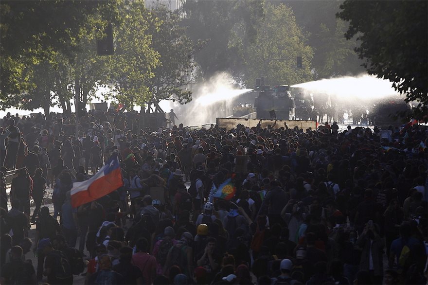 Συνεχίζεται το χάος στη Χιλή: Νέες συγκρούσεις κοντά στο προεδρικό ανάκτορο