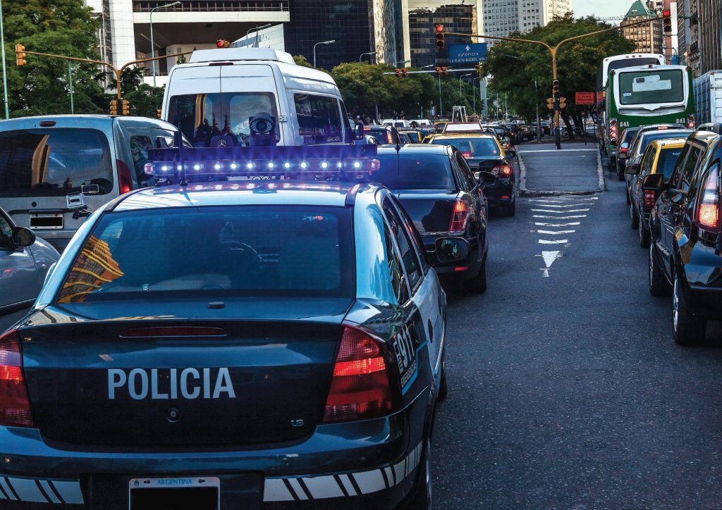 Χιλή: Δείτε τη στιγμή που αστυνομικό όχημα χτυπά και πετά 50 μέτρα διαδηλωτή (βίντεο)