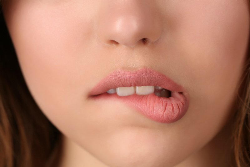 Πόσο αθώο είναι το δάγκωμα των χειλιών τελικά;