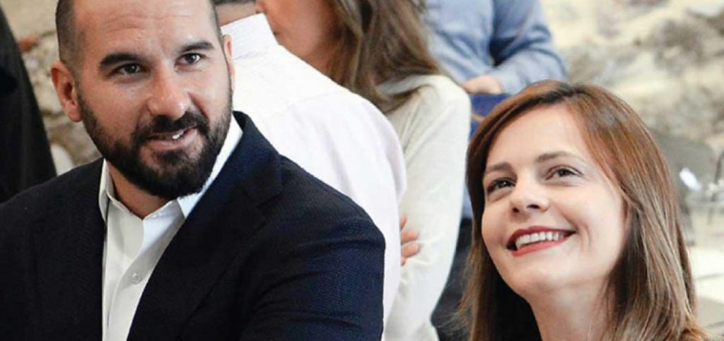 Ο Δ.Τζανακόπουλος πιάστηκε στα «πράσα» να ψωνίζει τα δώρα της Έφης Αχτσιόγλου – Στους δρόμους με ροζ τσαντάκι (φωτο)