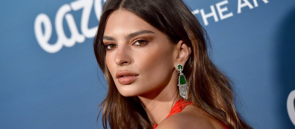Bomb: H Emily Ratajkowski…γuμνή στον καναπέ του σπιτιού της (φωτο)