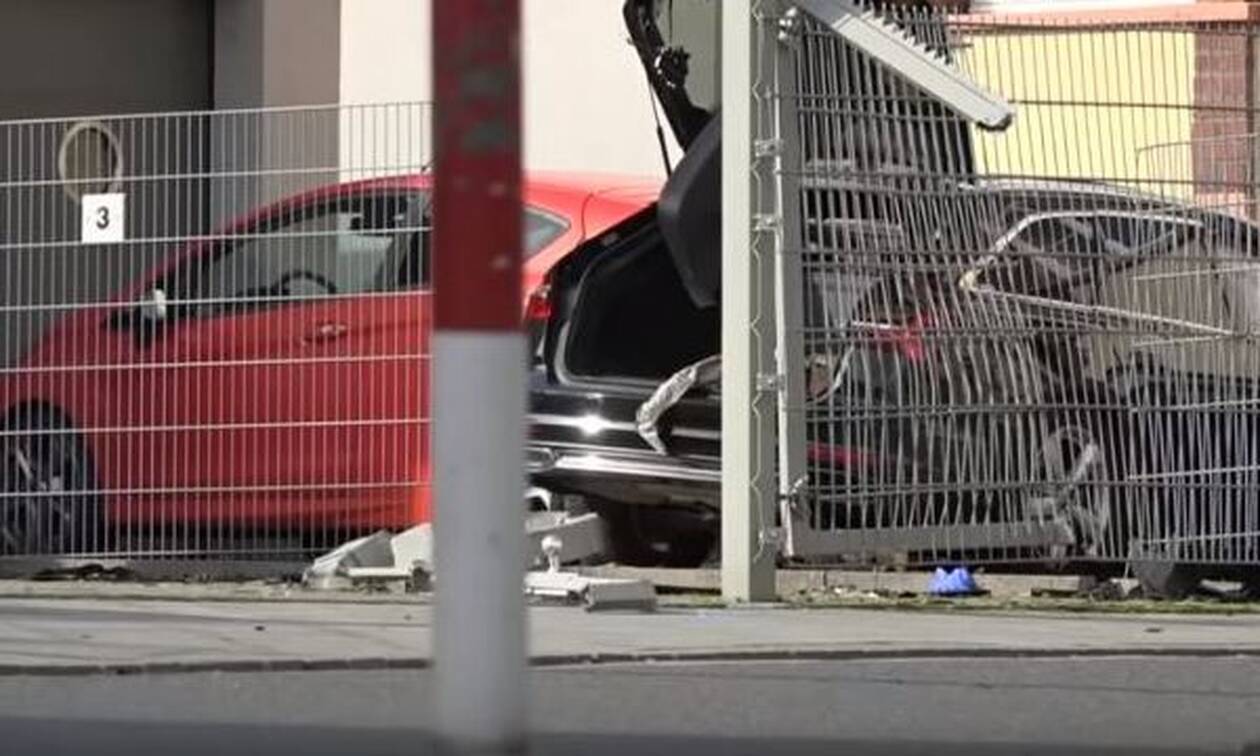 Αποτρόπαιο έγκλημα: Την πάτησε με το αμάξι και την αποτελείωσε με ένα τσεκούρι στη μέση του δρόμου (φώτο-βίντεο)