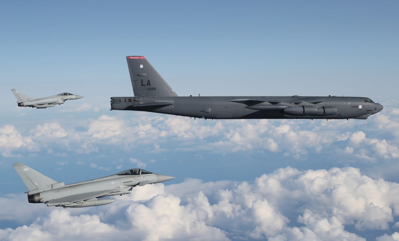 Αμερικανικά B-52 στην Βρετανία: Συνάντηση στον αέρα με Eurofighter Typhoon της RAF