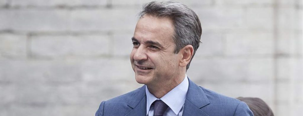 Ο Κ.Μητσοτάκης ταξίδεψε από τα Χανιά στην Αθήνα στην οικονομική θέση – Χαιρετούσε τους επιβάτες χαμογελαστός (φωτο)