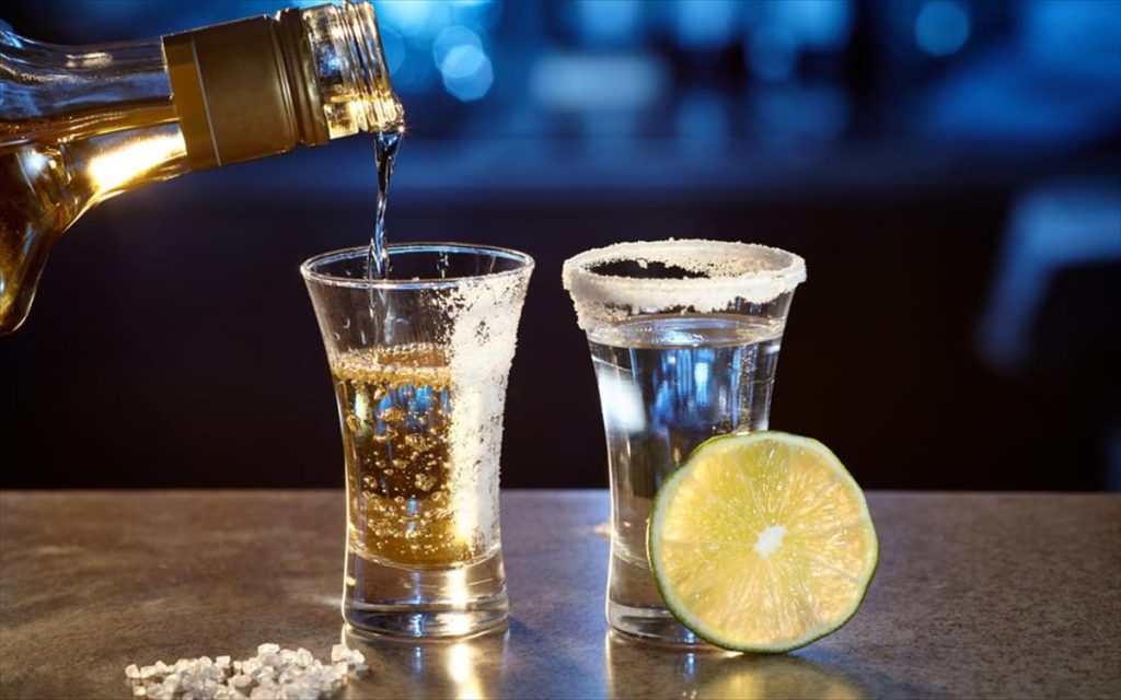 Ήπιε 50 σφηνάκια τεκίλα σε ένα λεπτό – Η συνέχεια «πάγωσε» τους πάντες (βίντεο)