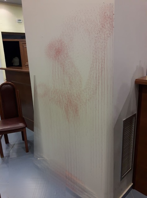 Αστακός: Πρώην δήμαρχος ράντισε με το αίμα του τον τοίχο στο δημοτικό συμβούλιο (φωτο)