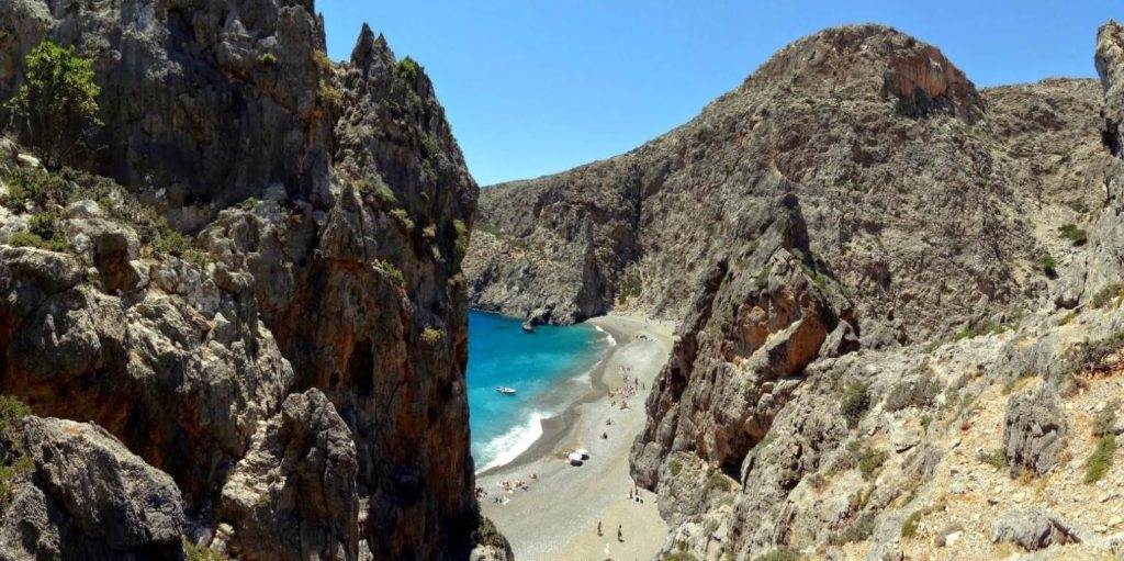 Αγιοφάραγγο: Ισορροπώντας σε…σχοινί πάνω από τους λουόμενους (βίντεο)