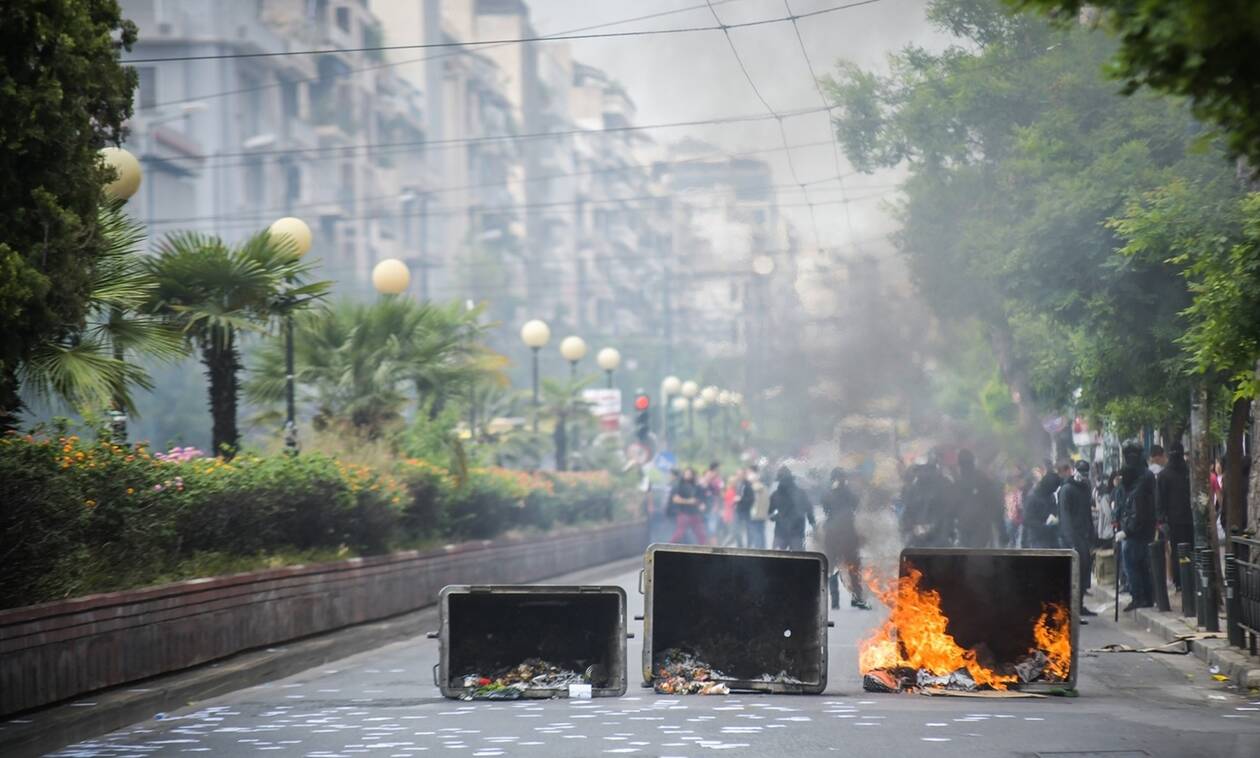 Επεισόδια έξω από την ΑΣΟΕΕ – Κλειστή η Λεωφόρος Πατησίων (φωτό)