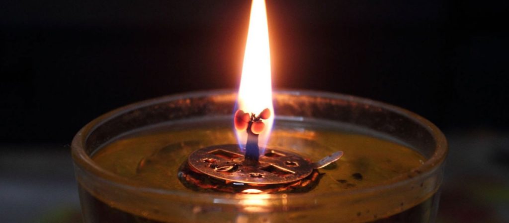 Για αυτόν τον λόγο ανοίγουμε καντήλι μέσα στο σπίτι μας