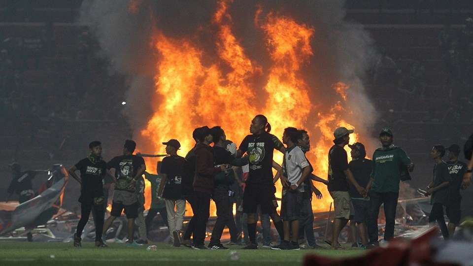 Ινδονησία: Εξοργισμένοι οπαδοί έκαψαν το γήπεδο της ομάδας τους – Δεν αντέχουν να την βλέπουν να χάνει (βίντεο)