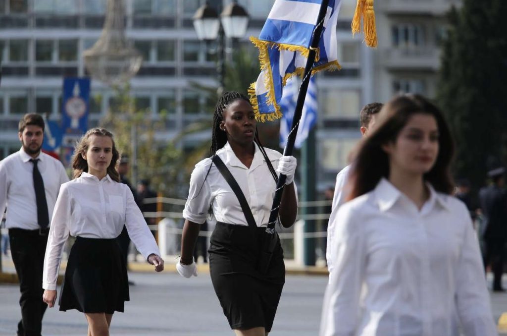 Κόντρα Κ.Μητσοτάκη και Α.Τσίπρα για τo «ποιος αγαπάει περισσότερο» την Αφρικανή σημαιοφόρο και τον Γ.Αντετοκούνμπο