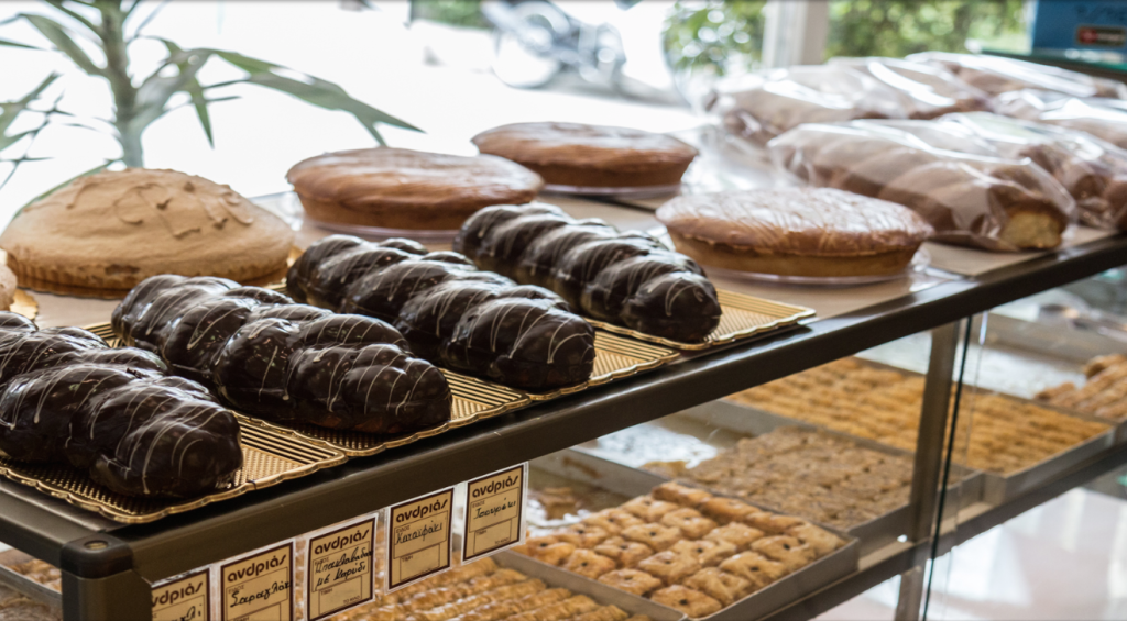 Το ζαχαροπλαστείο που έγινε μια από τις μεγαλύτερες βιομηχανίες στην Ελλάδα – Όλα ξεκίνησαν από μια παρέα φίλων (φωτο)