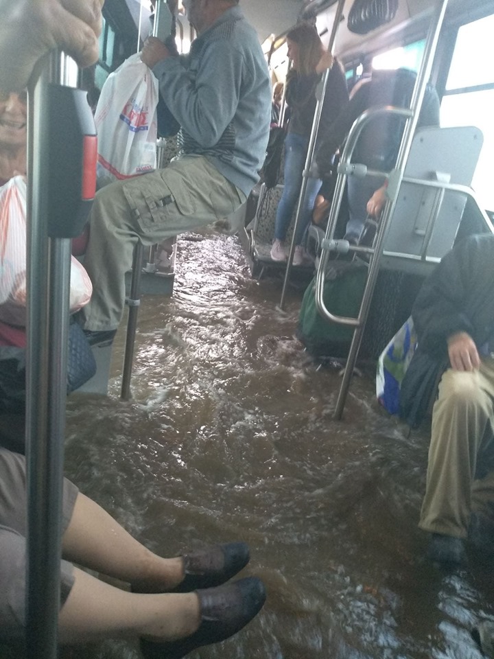 Πλημμύρισε λεωφορείο στον Ασπρόπυργο – Κρεμάστηκαν από τις χειρολαβές οι επιβάτες (φώτο-βίντεο)