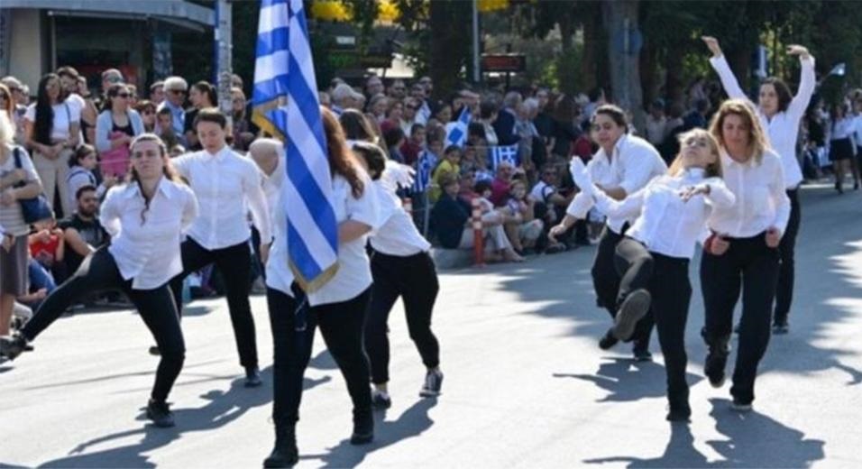 Ο Α.Φλαμπουράρης θεωρεί «happening» την γελοιοποίηση της παρέλασης και της μνήμης των πεσόντων του ’40