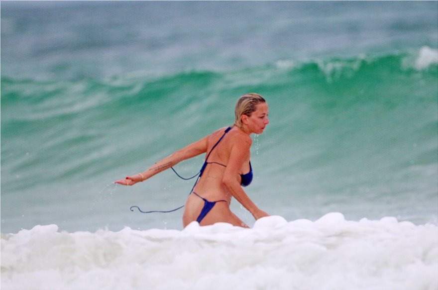 Καρολάιν Βρίλαντ: Έχασε το μαγιό της στα κύματα – Κολύμπι στο Τουλούμ (upd) (φωτο)