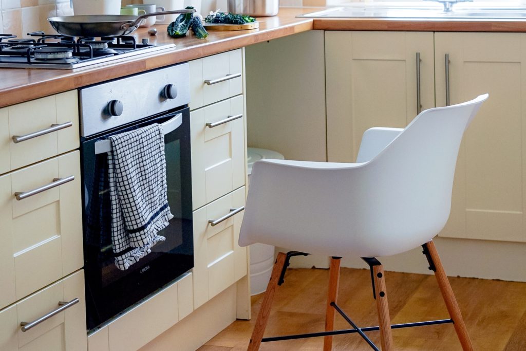 Αυτός είναι ο λόγος που δεν πρέπει ποτέ να κρεμάς την πετσέτα της κουζίνας στο φούρνο