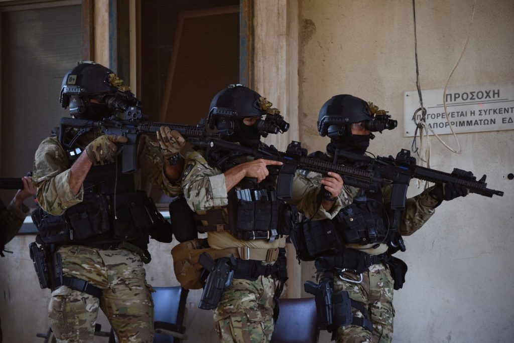 Έφοδος των ειδικών δυνάμεων του ΛΣ με τα όπλα στα χέρια σε εργαστήριο πλαστών εγγράφων για αλλοδαπούς