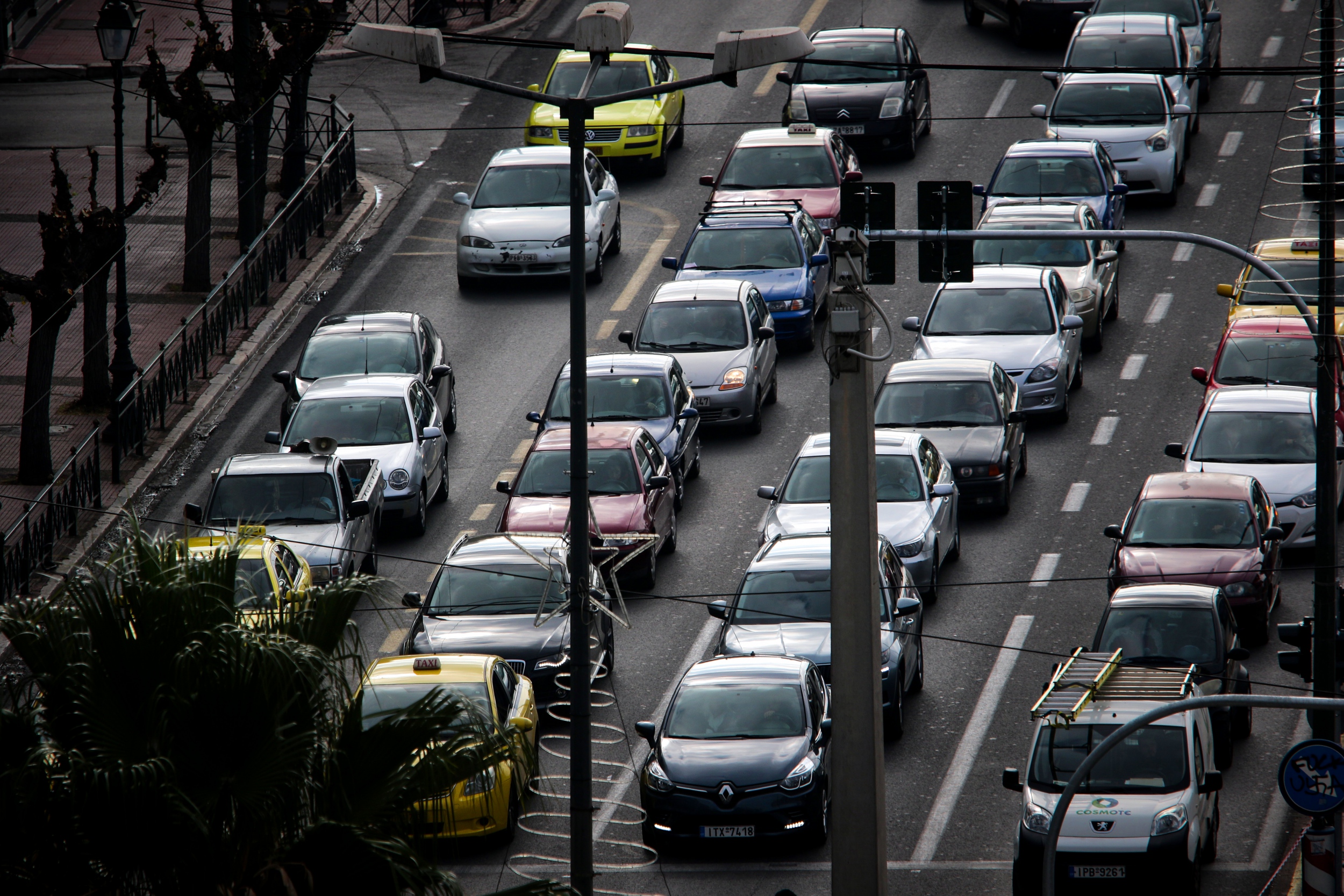 Μποτιλιάρισμα στους δρόμους της Αθήνας: Καραμπόλα αυτοκινήτων στην Κηφισίας στο ύψος του ΚΑΤ (φωτο)