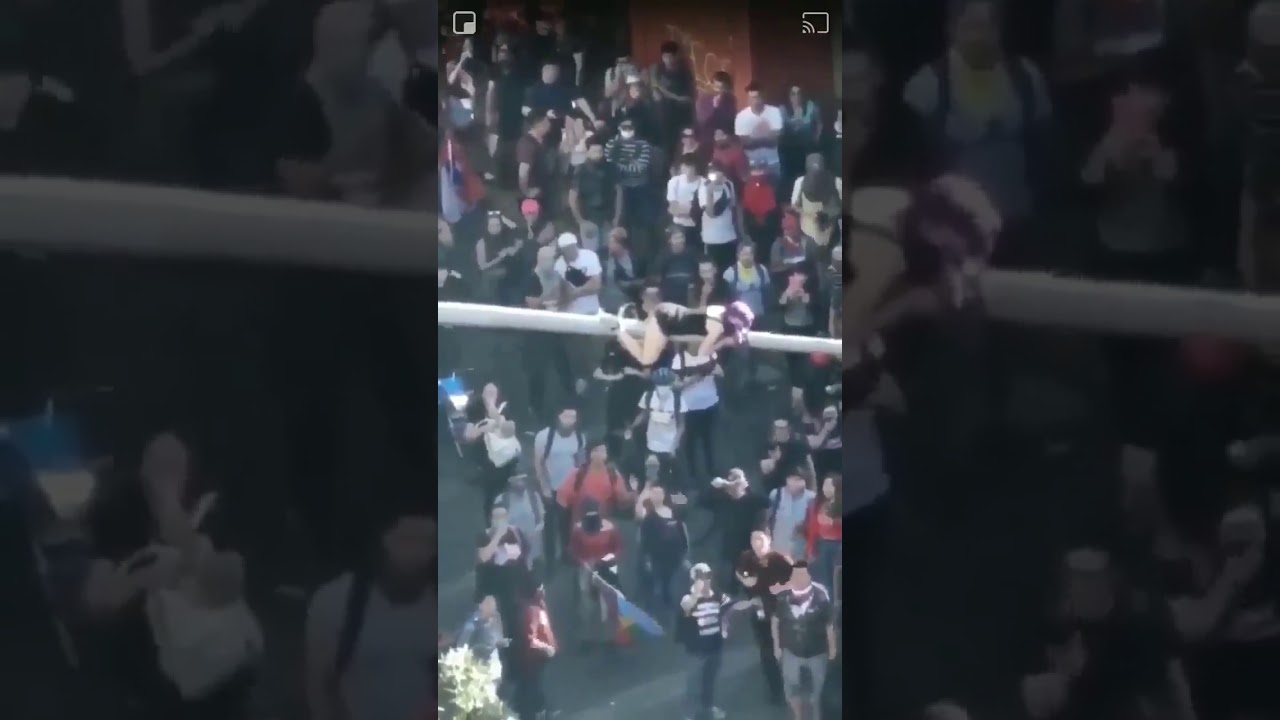 Χιλή: Κοπέλα καταστρέφει κάμερα ασφαλείας και πέφτει από μεγάλο ύψος στην αγκαλιά των διαδηλωτών (βίντεο)