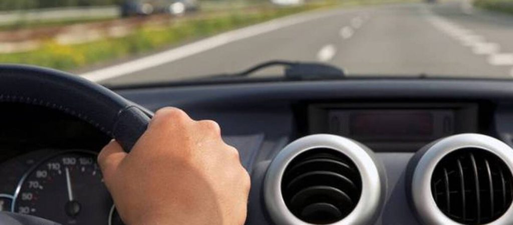 Χαμός με άντρα που οδηγάει με τα πόδια και κάνει live μετάδοση (βίντεο)