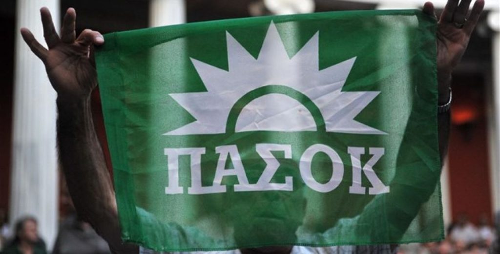 Το ΠΑΣΟΚ γιόρτασε το Halloween με μια φωτογραφία – Σούπερμαν το ΠΑΣΟΚ «σκιάχτρο» ο ΣΥΡΙΖΑ (φωτο)