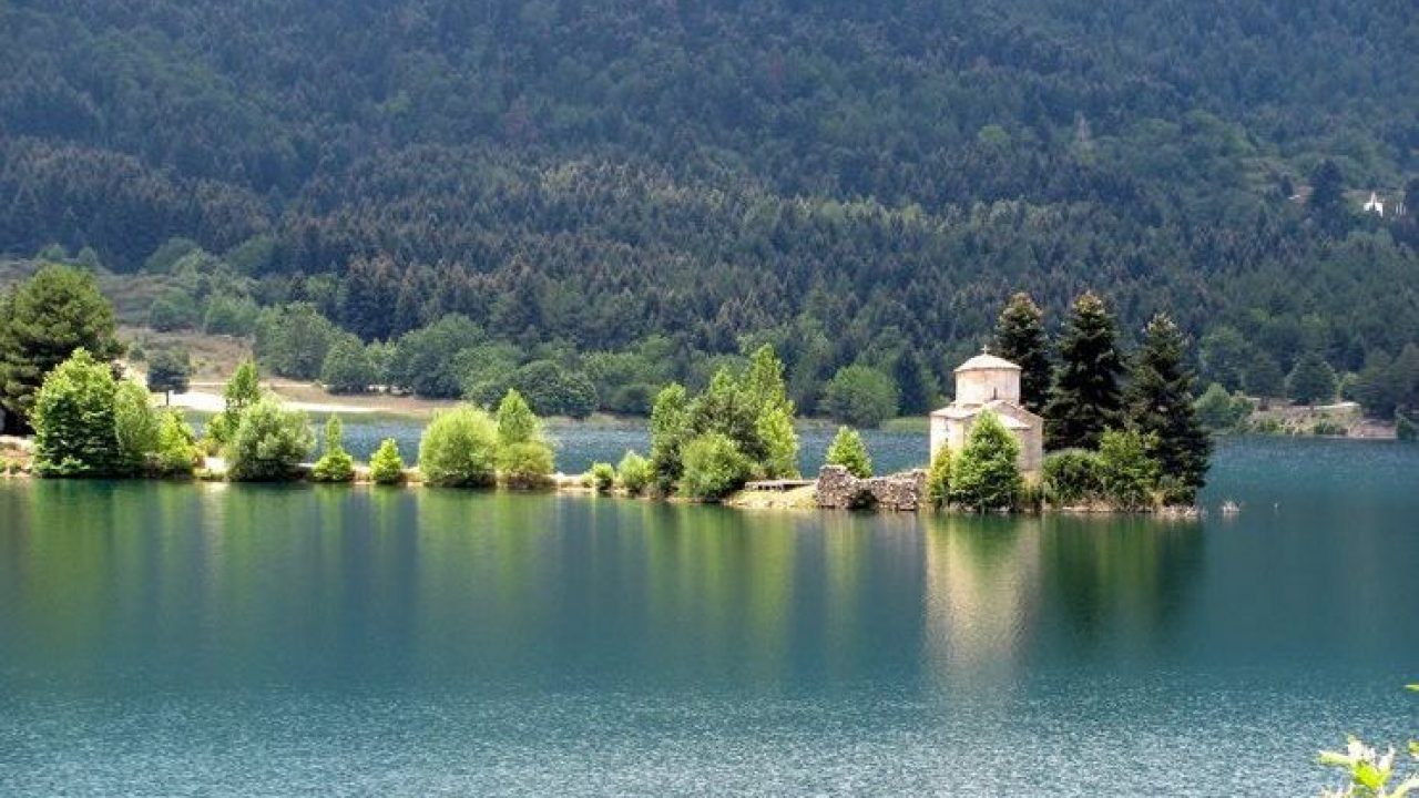 Λίμνη Δόξα: Το «μαγικό» τοπίο που απέχει μόλις 2 ώρες από την Αθήνα (βίντεο)