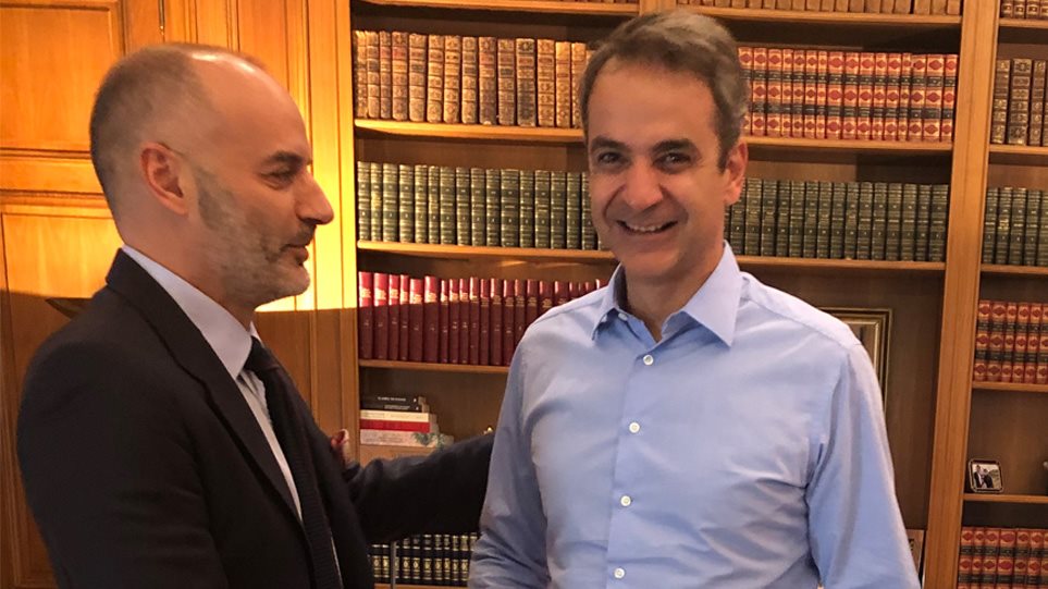 Πρόβα στο Μαξίμου – Αυτός είναι ο Έλληνας σχεδιαστής που επιμελείται την ενδυματολογική εμφάνιση του Κ.Μητσοτάκη (φώτο)