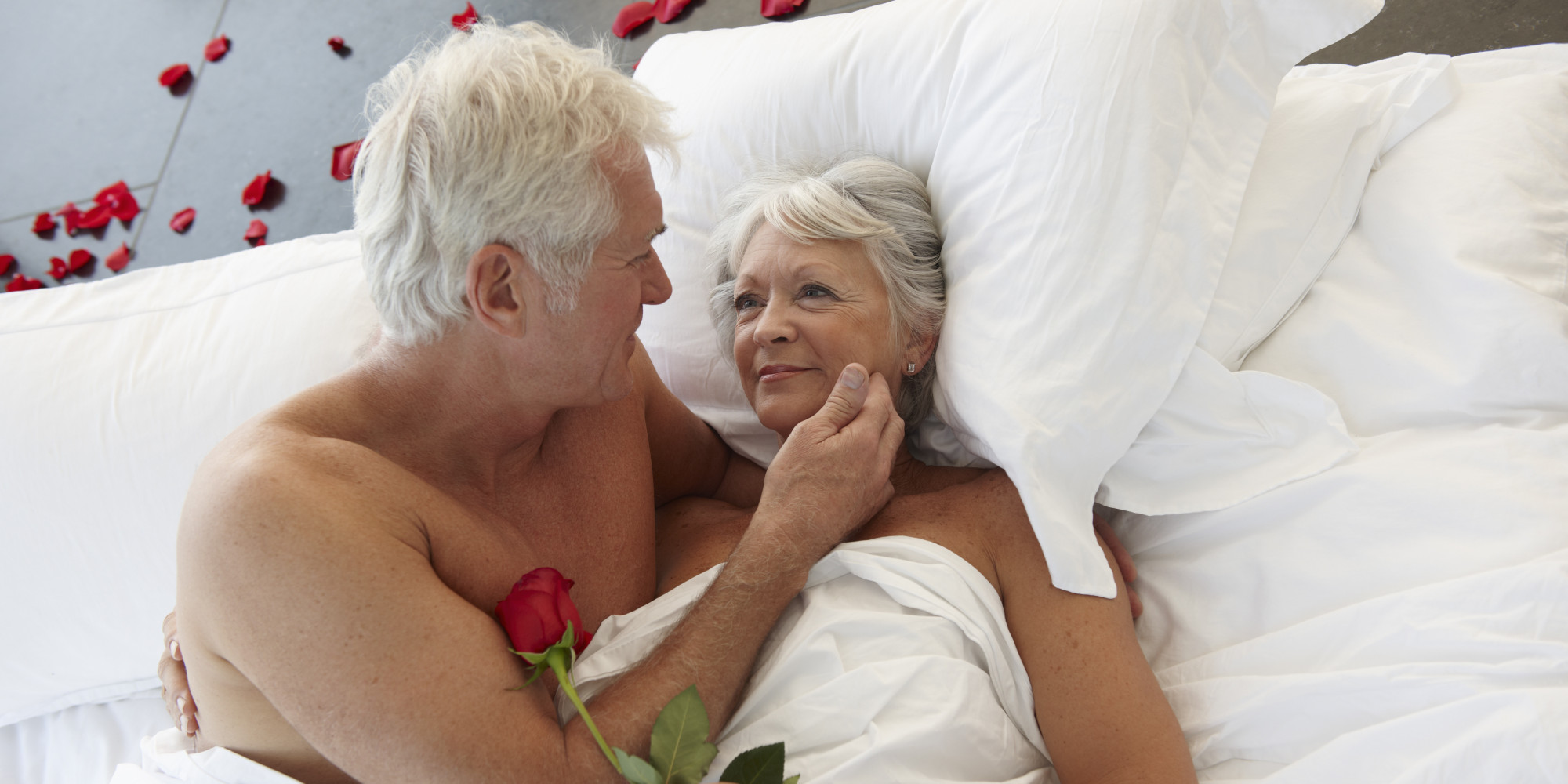 Жену за 60 вдвоем. Пожилой мужчина в постели. Пожилые пары в постели. Пожилые женщины в постели. Любовь в пожилом возрасте.