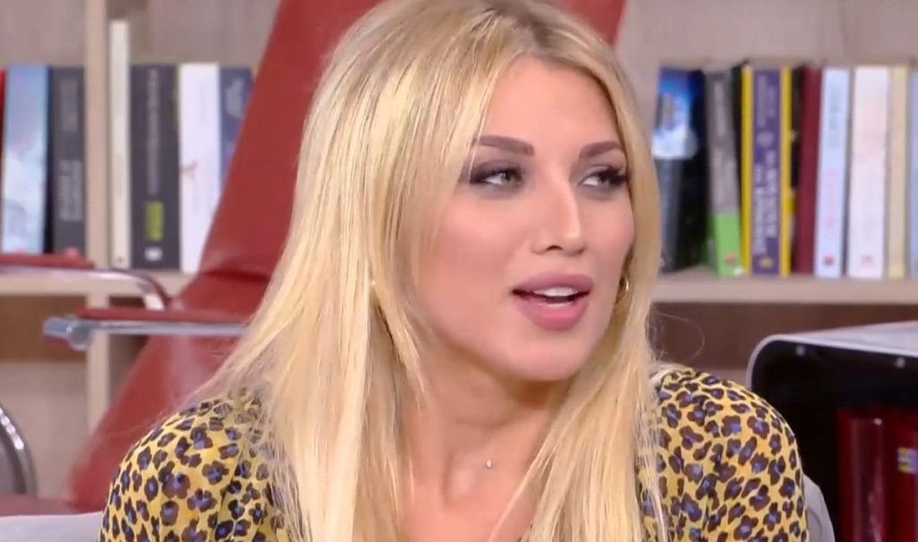 Κωνσταντίνα Σπυροπούλου: Ποζάρει φορώντας μόνο το μπουρνούζι της (φωτο)