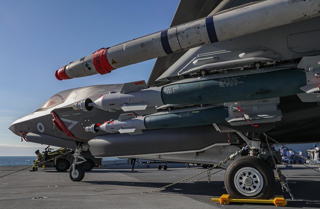 F-35B του βρετανικού Ναυτικού με βλήματα AIM-132 ASRAAM