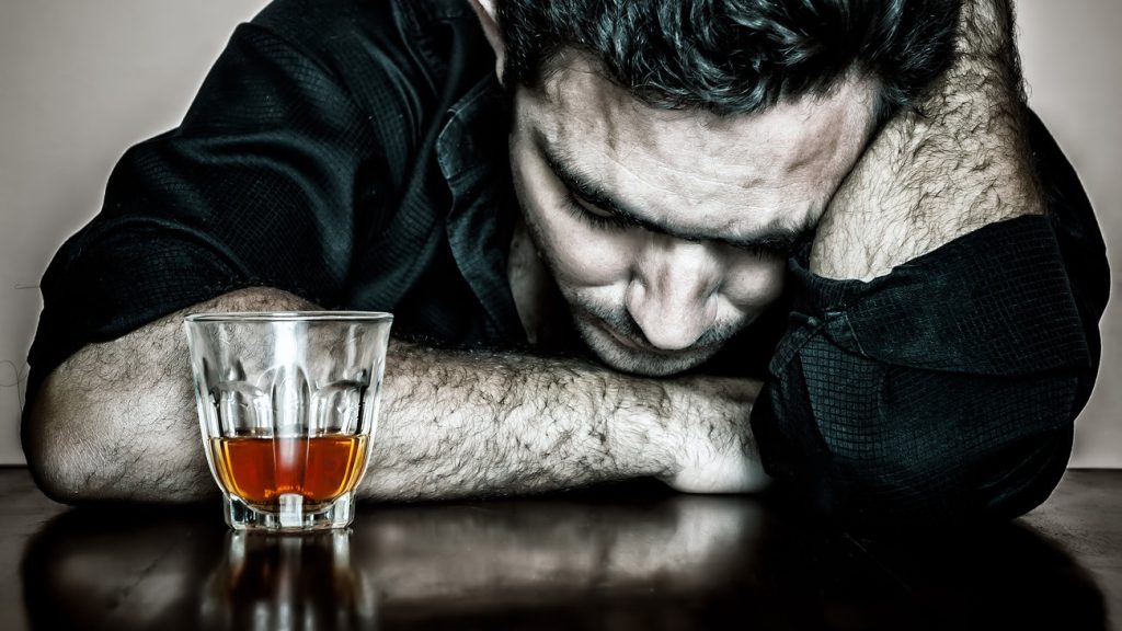 Ποιος είναι ο λόγος που μετά τα 65 πρέπει να «κόψεις» το αλκοόλ;