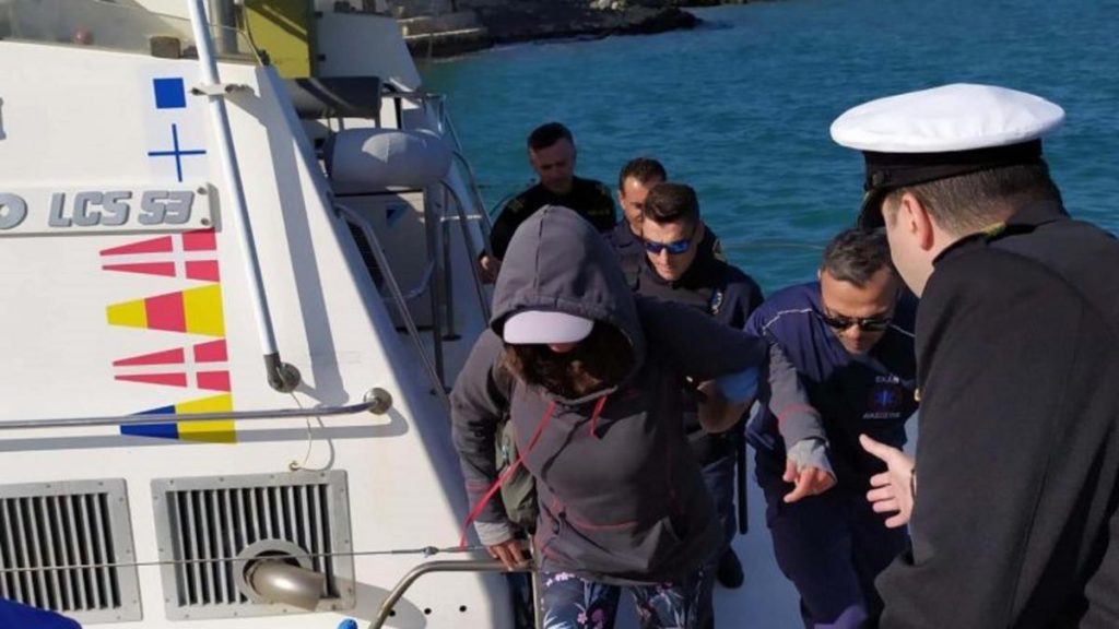 Φολέγανδρος: Δείτε τη στιγμή που εντοπίζουν την αγνοούμενη τουρίστρια πάνω στο φουσκωτό (βίντεο)