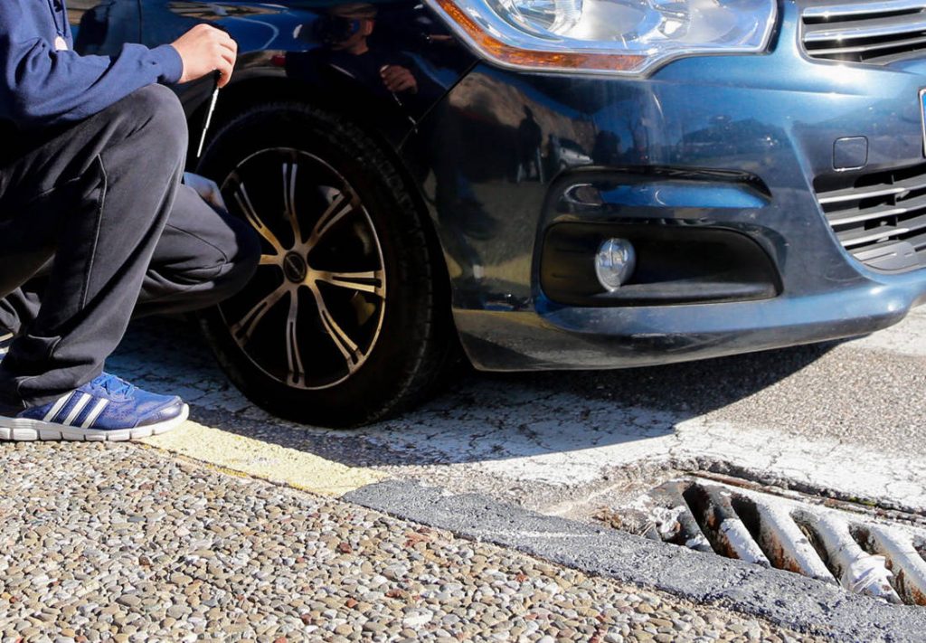 Τι κάνουμε όταν σκάσει το λάστιχο του αυτοκινήτου (βίντεο)