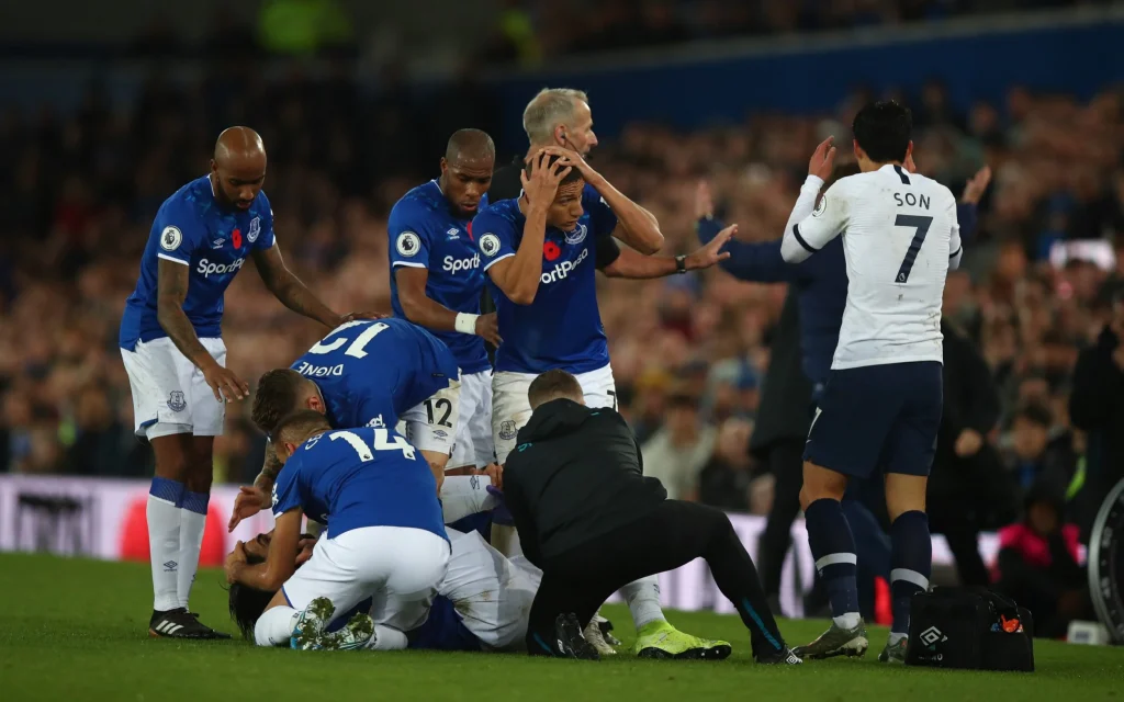 Σοκαριστικός τραυματισμός στο Εβερτον – Τότεναμ: Εγινε «κομμάτια» το πόδι Αντρέ Γκόμες (βίντεο – φωτό)