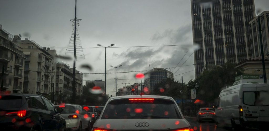 Αυξημένη η κίνηση λόγω κακοκαιρίας – Δείτε πού εντοπίζονται τα μεγαλύτερα προβλήματα (φωτο)