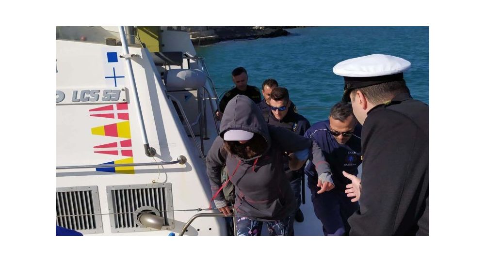 45χρονη που σώθηκε στην Φολέγανδρο: Έτρωγα καραμέλες και σκεπαζόμουν με σακούλες