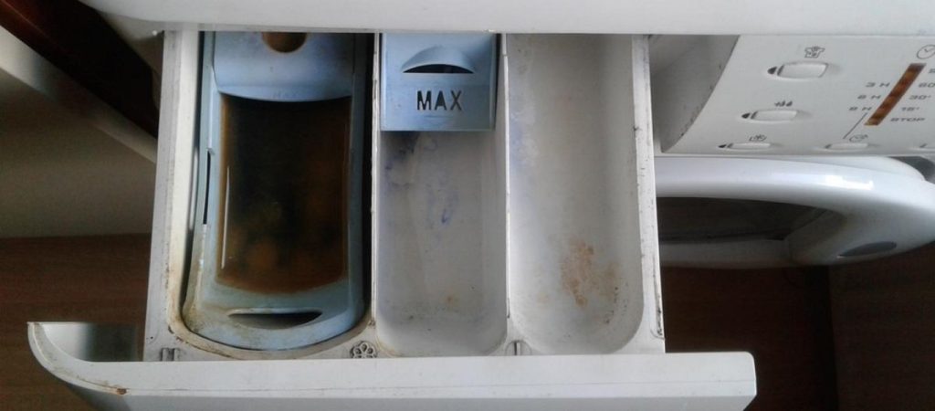 Ρίχνει ξύδι στη θήκη του μαλακτικού και περιμένει – Δεν φαντάζεστε το αποτέλεσμα