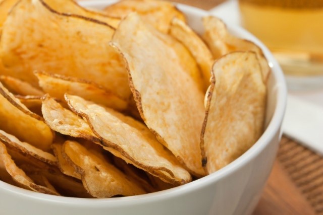 Έρευνα: Πώς φτιάχνονται τα πατατάκια – Βίντεο από εργοστάσιο που θα σας … κόψει την όρεξη!