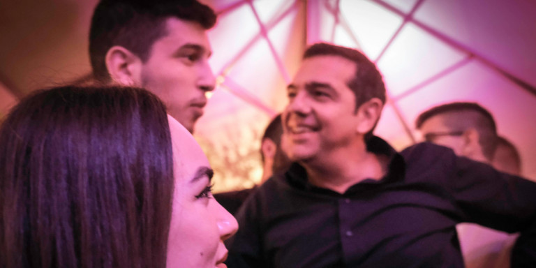 O Aλέξης Τσίπρας πίνει τα κοκτέιλ του μαζί με τους βουλευτές του ΣΥΡΙΖΑ – Σε μπαρ του Ψυρρή